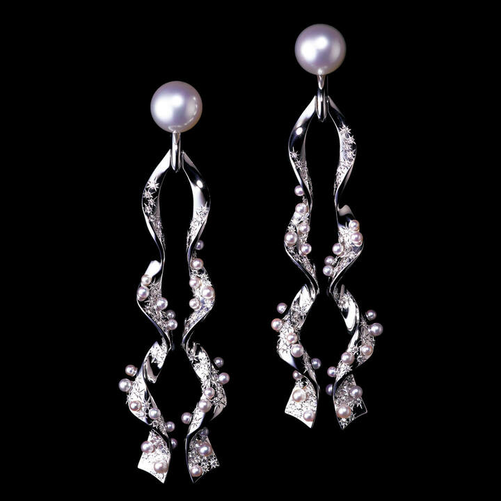 ベビーパールと放射状のゴールドにセットしたダイヤモンドの輝きで、水の煌く様を描き出して。ピアス『カスケード』￥5,000,000［ホワイトゴールド×あこや真珠×南洋真珠 白蝶×ダイヤモンド］（TASAKI〈TASAKI Atelier〉）