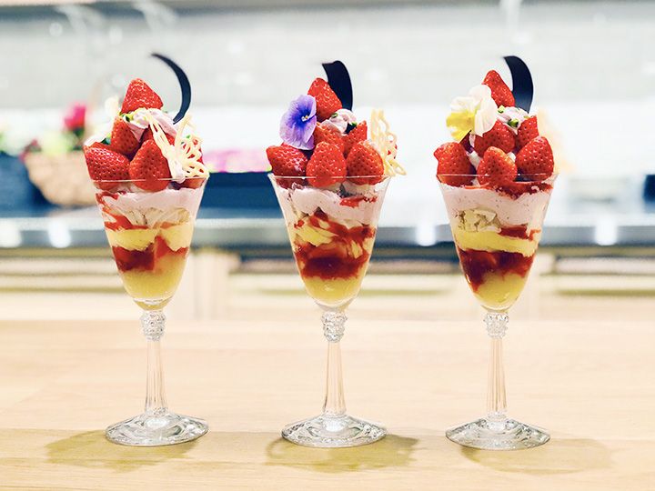 アシェットデセールコース3,000円~(パフェによって異なる)。現在はイチゴのパフェは5月末まで楽しめる