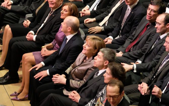 中央のベージュのジャケットを着ている女性がメルケル首相 ©Michael Zapf