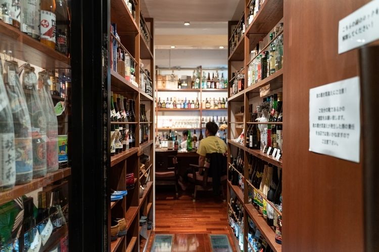 お店の入り口から。会員は静脈認証でお店のドアを開けられる