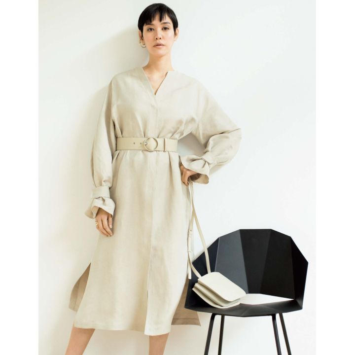 ワンピース・バッグ・ベルト(ロロ・ピアーナ銀座並木通り本店)、イヤーカフ・リング(エストネーション六本木ヒルズ店〈ブランイリス〉) 撮影/浅井佳代子 BY:『Precious3月号』小学館、2020年