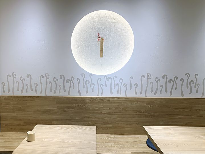 店内にはクルンッと先が丸まった蕨(わらび)の若葉のイラストが描かれている