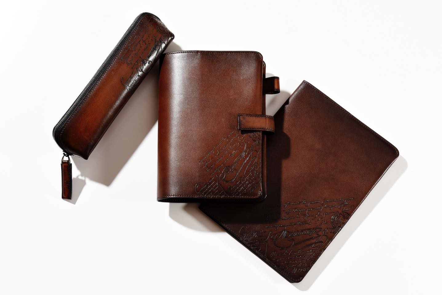 左からペンケース¥78,000、手帳カバー¥117,000円、ノートカバー¥100,000(ベルルッティ・インフォメーション・デスク)