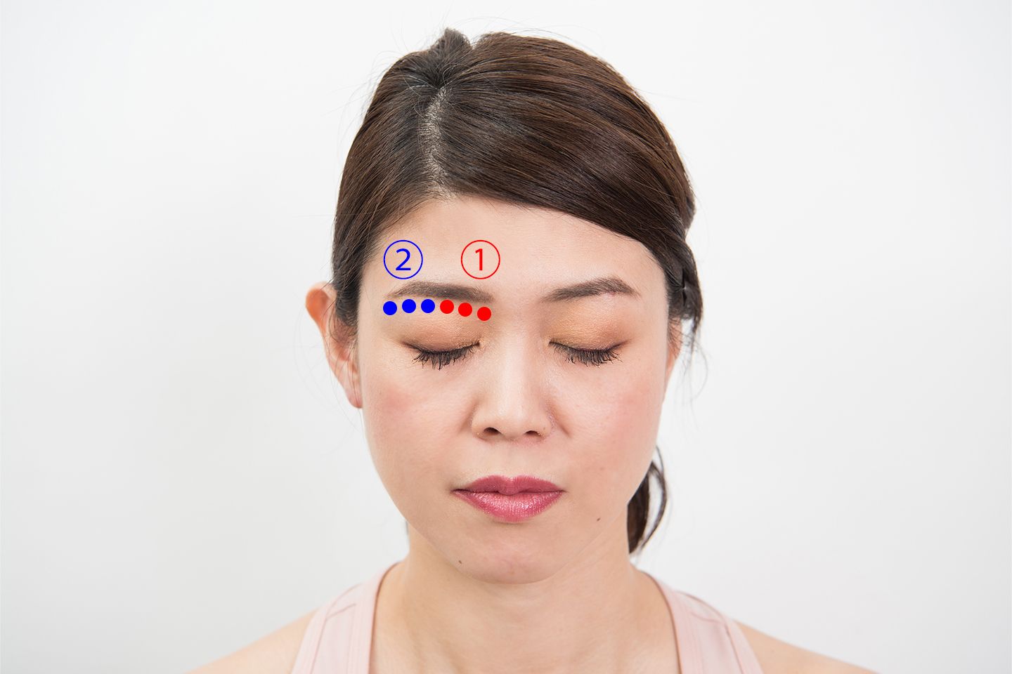 皮膚をこするのではなく、眉骨の下を刺激するようにマッサージしましょう。