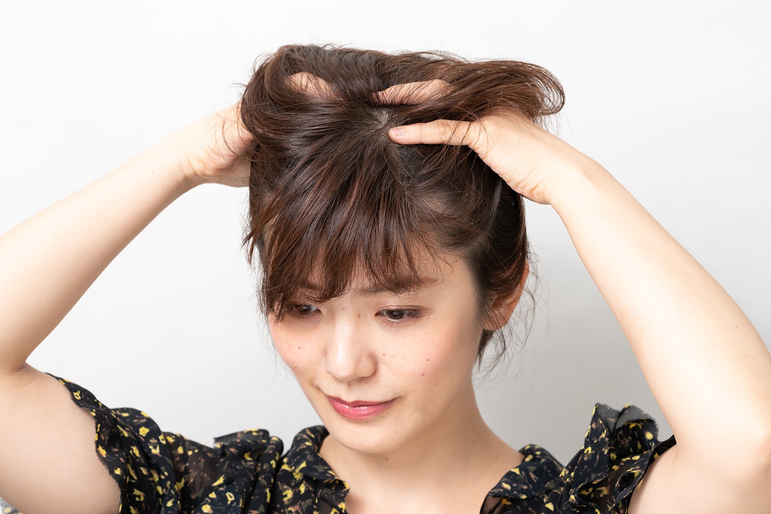 ワックスを手のひらになじませて根元から全体に揉み込む。まんべんなく揉み込んで。