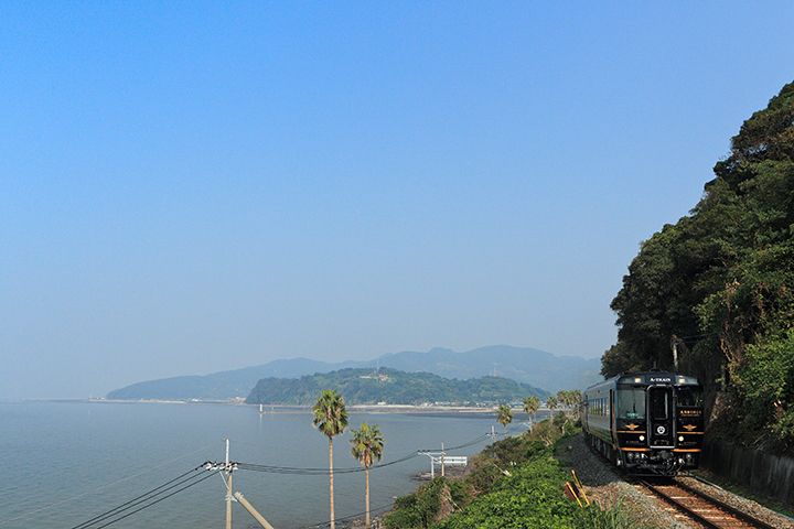 御輿来海岸沿いを走行する「特急 A列車で行こう」