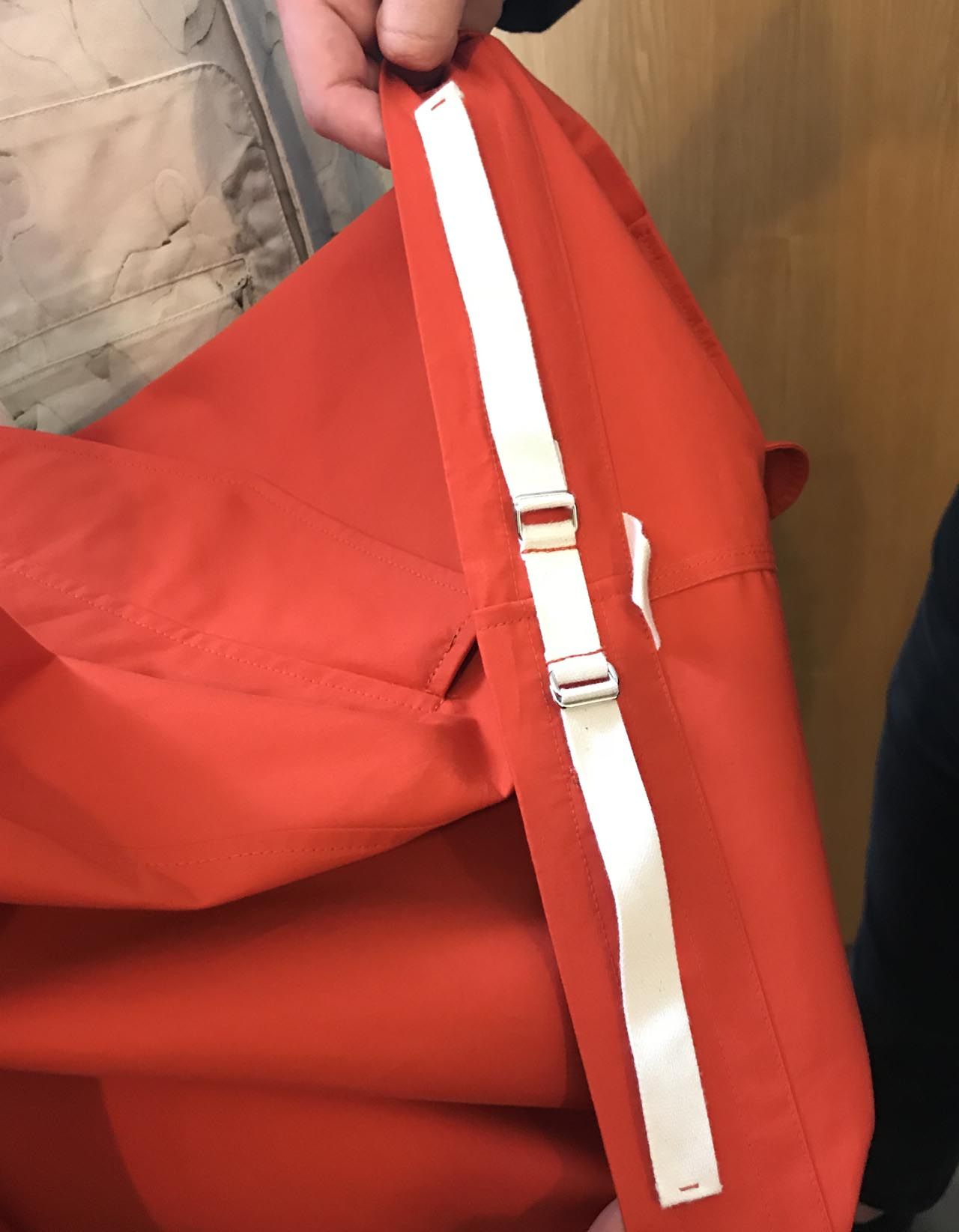 裏側に、裾をアジャストできる細工が! これにより、裾をシュッとつぼませることができる。