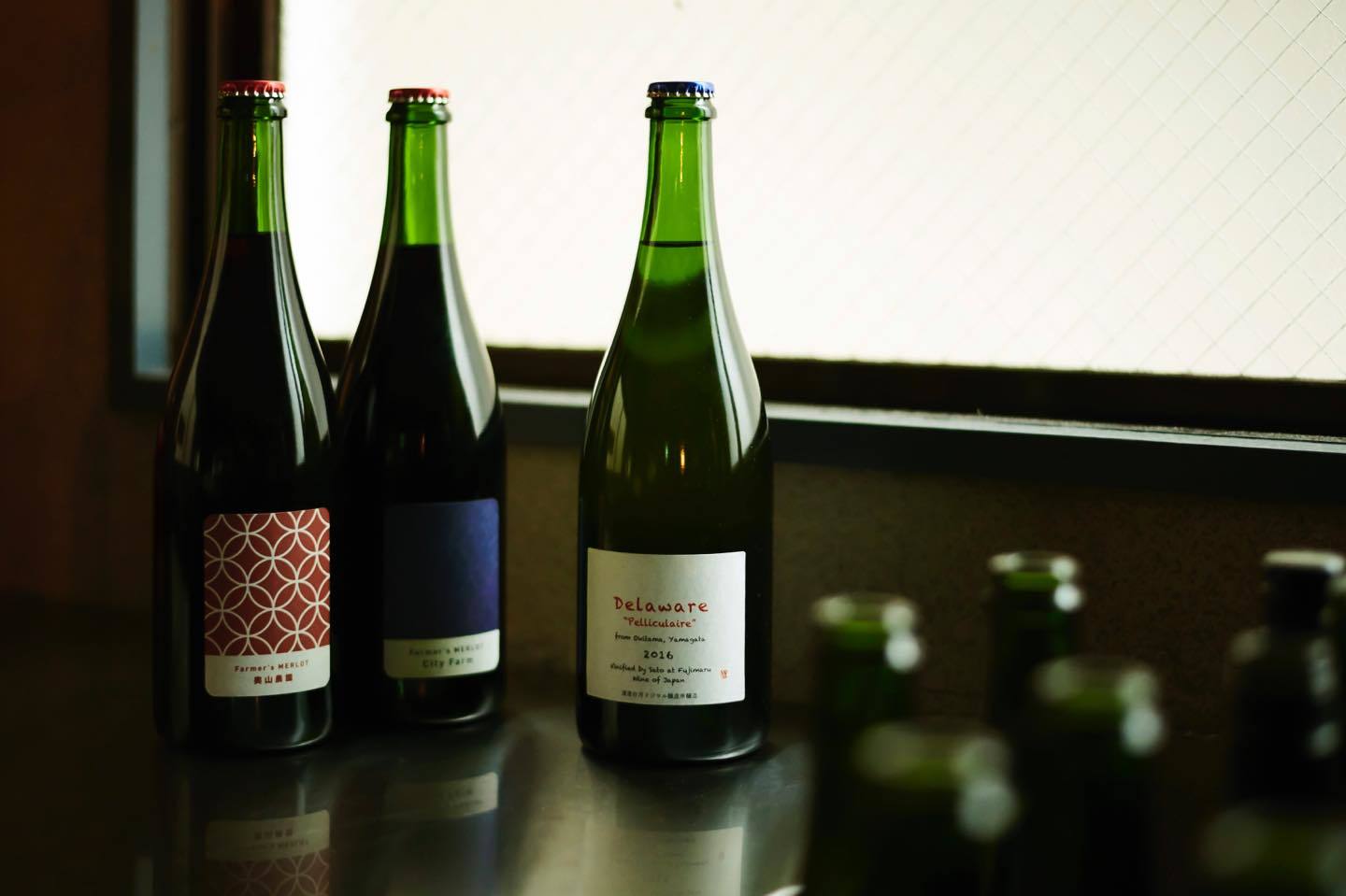 栓には「王冠」を採用。左から、Farmer's MERLOT 奥山農園 2015年(赤)¥2,800、Farmer's MERLOT City Farm 2016年(赤)¥3,200、Delaware 'Pelliculaire' 2016 By Sato 2016年(オレンジワイン)¥2,950