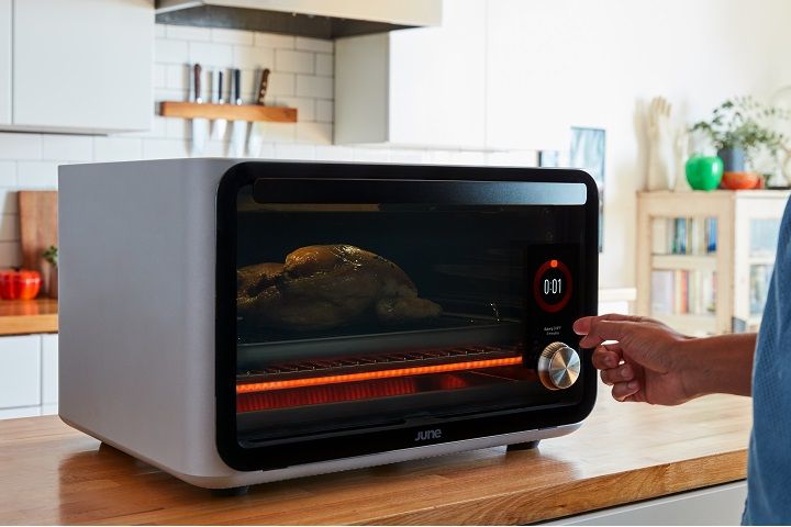 まるでスキャナーのように、庫内にある素材や重量を識別してくれるんです。