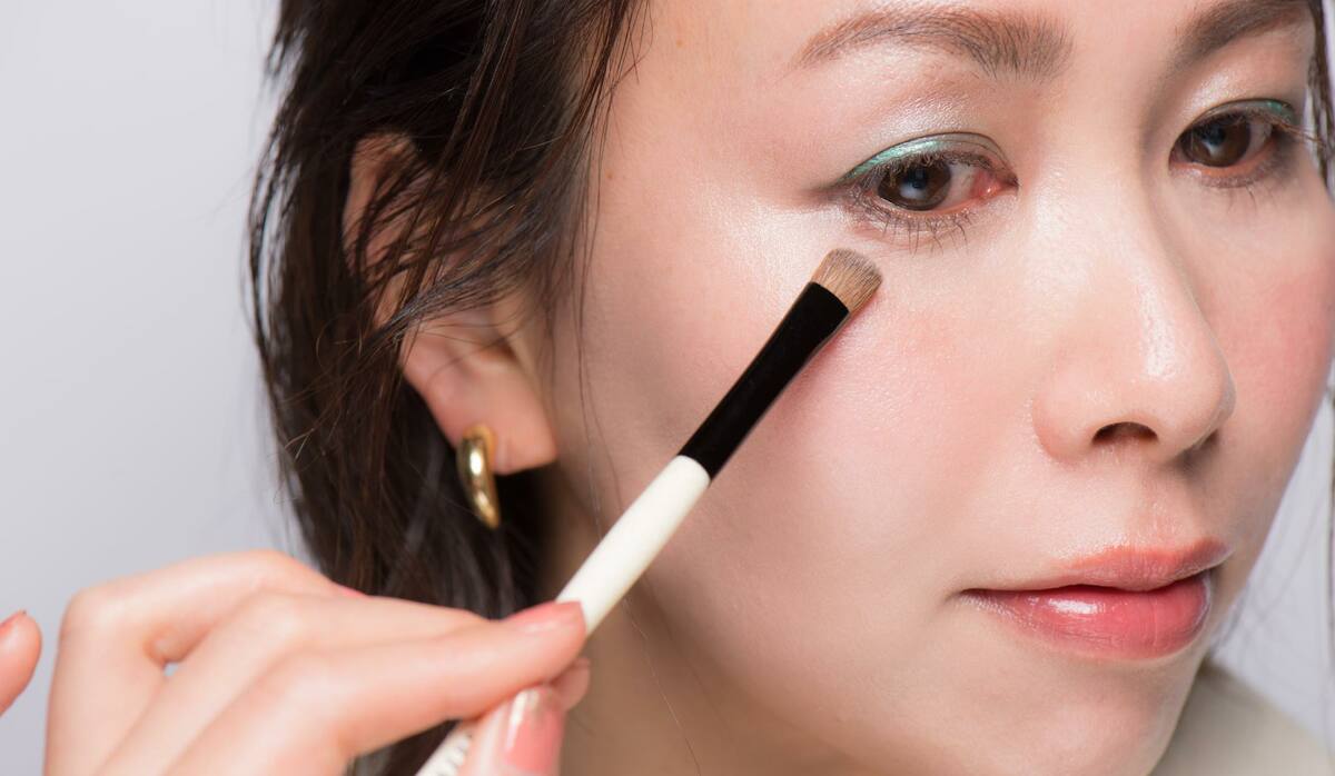 コンシーラーをアイシャドウブラシで塗ると 目元のクマやくすみがなかったことに Precious Jp プレシャス