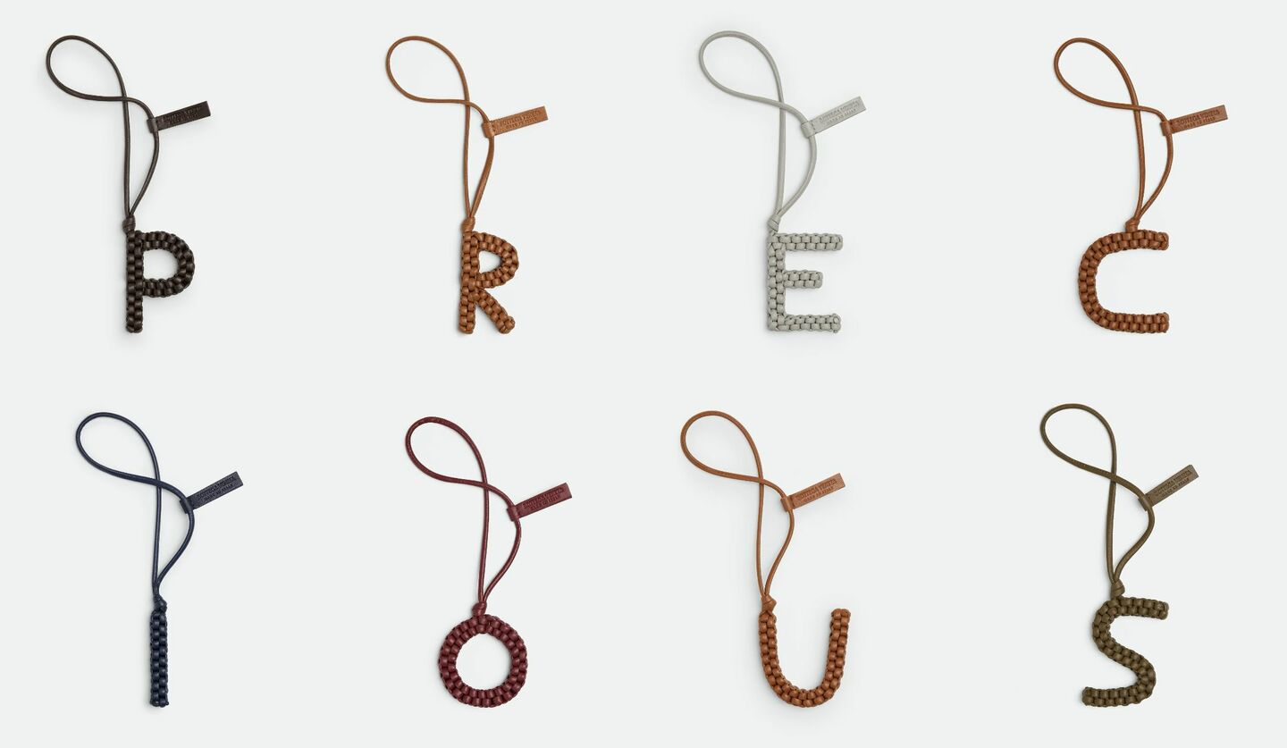 ボッテガ・ヴェネタよりアルファベット チャームが登場