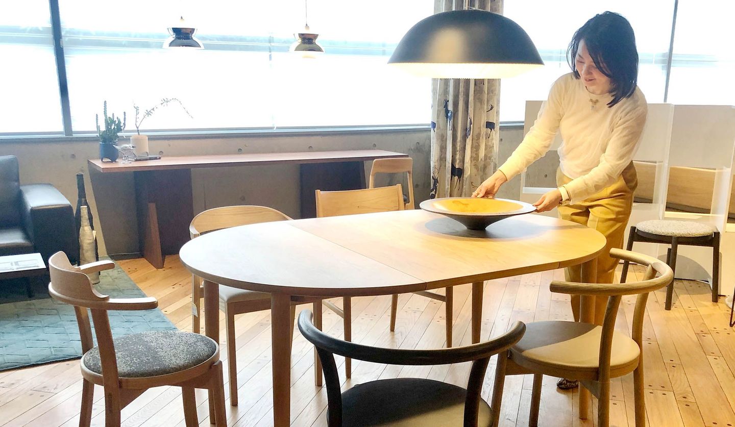 カンディハウスの伸長式テーブル「マム ダイニング」と土橋陽子さん