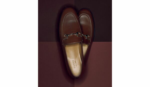 シーンを選ばず大活躍!ファッション・エディターが20代より愛用する「グッチ」名品靴『ホースビット ローファー』最新モデルに注目!