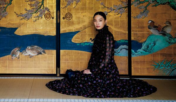 大政 絢さんと「ドルチェ&ガッバーナ」の華やかなワンピース|“凛とした美しさ”と“品”を宿す一着を