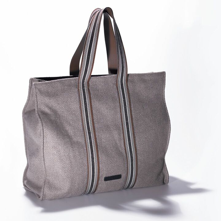 バッグ［縦40×横45.5×マチ16cm］￥265,000（ブルネロ クチネリ ジャパン）
