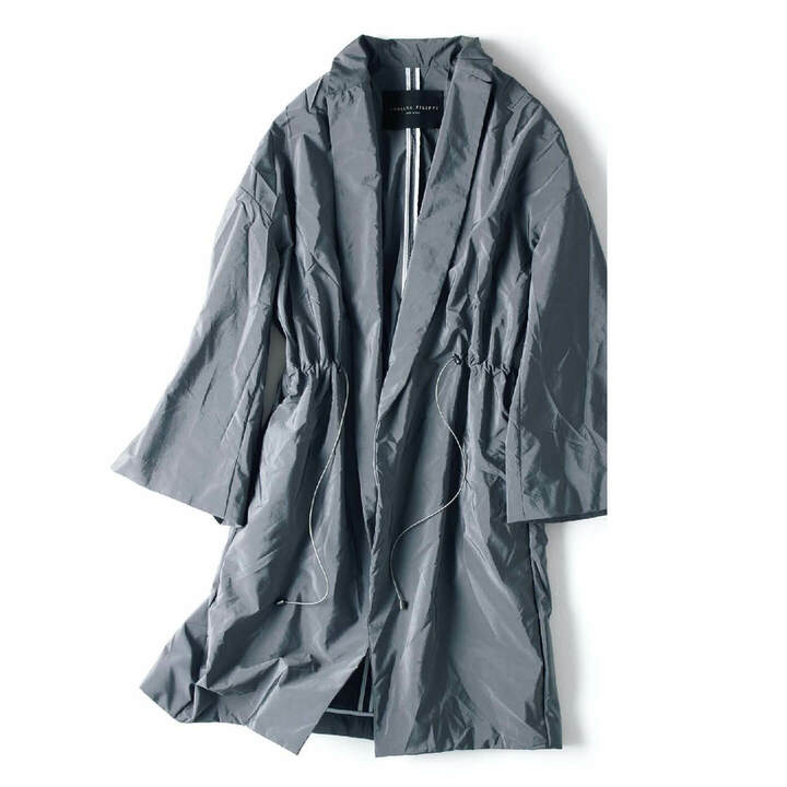 極薄の生地の表面にワッシャー加工を施したスポーティーな質感。￥148,000（アオイ〈ファビアナフィリッピ〉）　[Precious2019年3月号221ページ] 