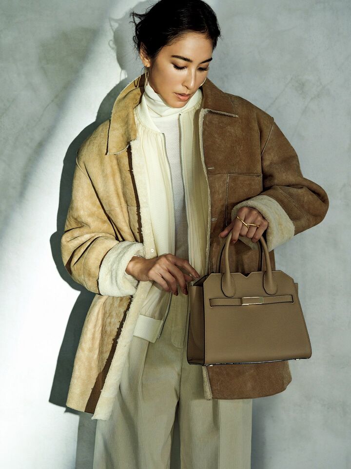 オーラリーのムートンブルゾンを着用したモデルの立野リカさん