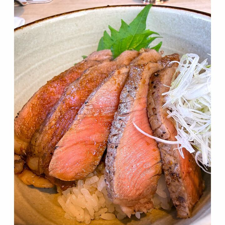 「BLISSTIA SUITES & RESORT 沖縄恩納村」のプールバーで食べられるサーロインステーキ丼