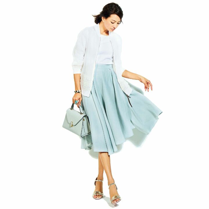 ブルゾン￥174,000・トップス￥41,000・スカート￥115,000（アオイ〈ファビアナフィリッピ〉）、デルフィーヌ・シャルロット パルモンティエのブレスレット￥32,000・ダニエラ・デ・マルキのリング￥68,000 （H.P.FRANCE）、バッグ￥375,000（ヴァレクストラ・ジャパン）、靴￥119,000（クリスチャン ルブタン ジャパン）　［Precious2019年5月号137ページ］