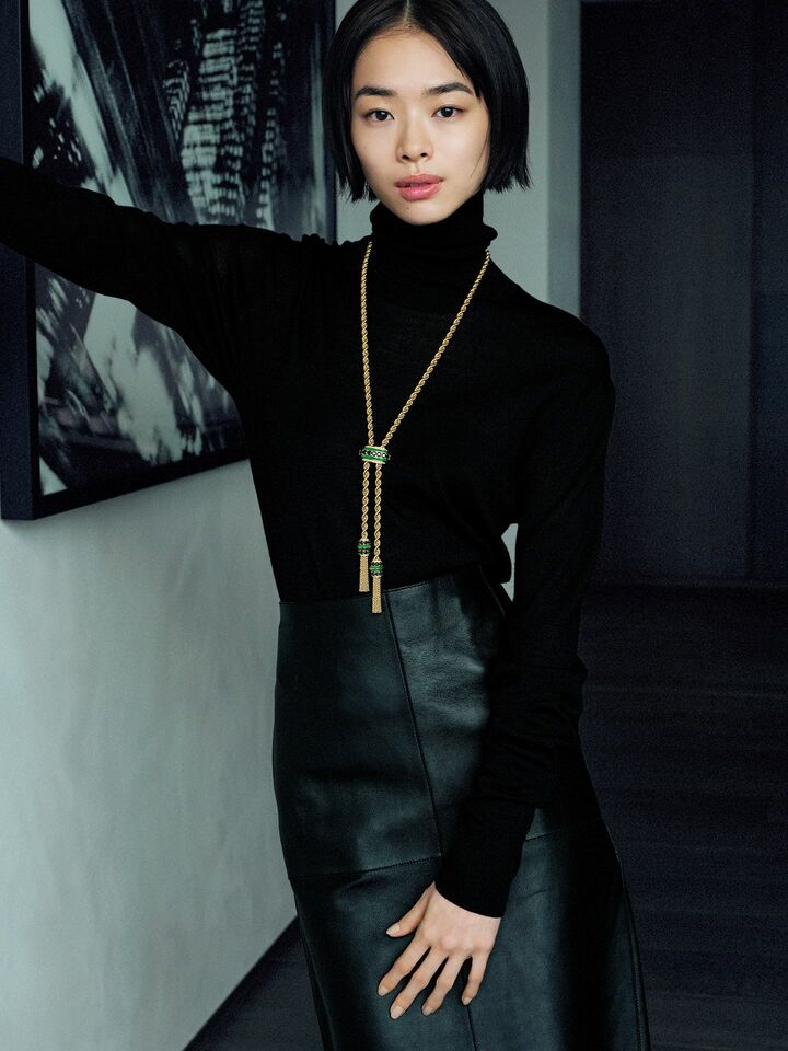 「ヴァン クリーフ＆アーペル」のハイジュエリーを纏った俳優の松井遥南さん