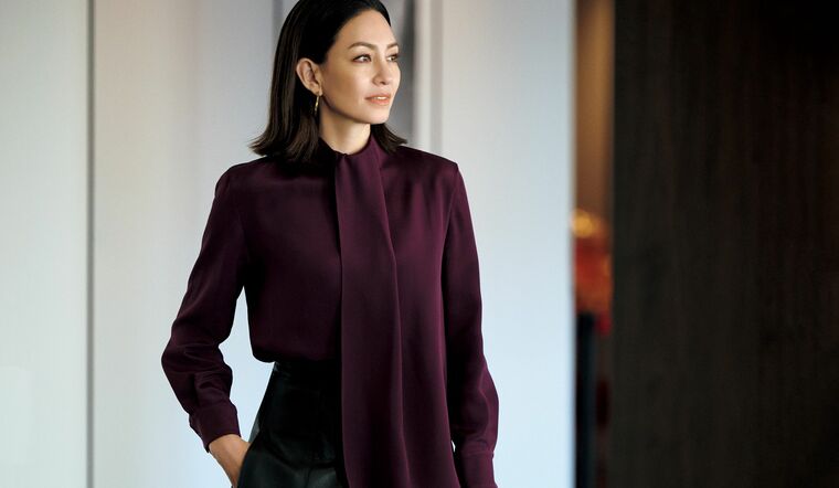 「アクリス」のブラウスとスカートを着用した、モデルのRINAさん