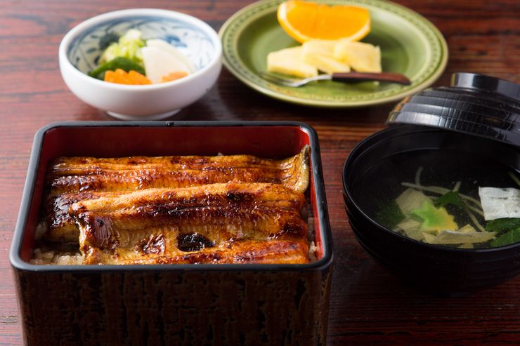 伝統の技術が凝縮した『鰻重御定食 上』。鰻重だけでなく、吸物、香の物、果物も並ぶ定食スタイル