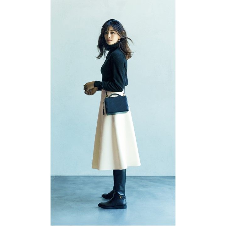 ニット(スローン)、スカート(マディソンブルー)、ピアス・リング(TASAKI)、バッグ(ブルーベル・ジャパン〈マーク クロス〉)、靴(トッズ・ジャパン) 撮影/長山一樹 BY:『Precious11月号』小学館、2020年
