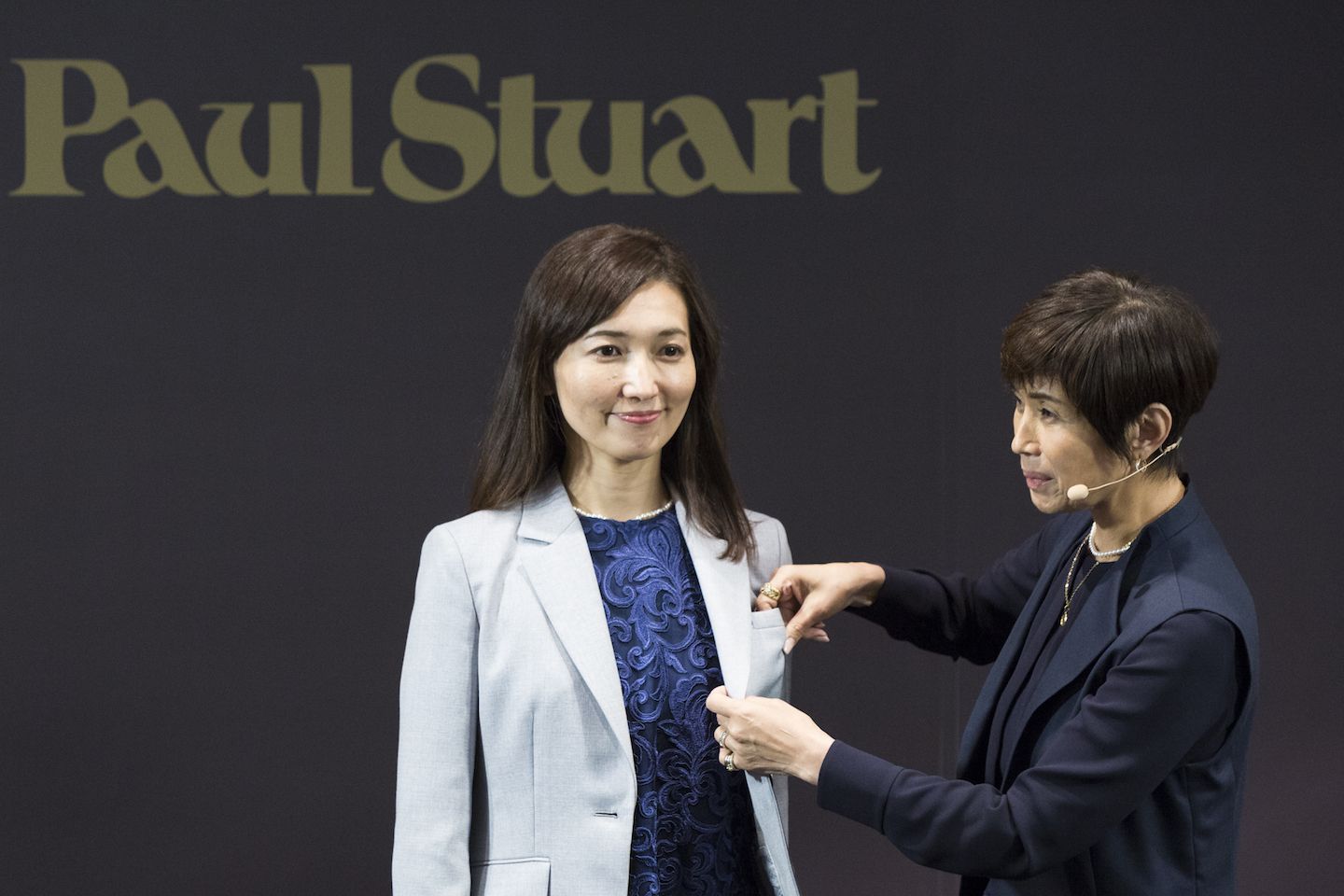 特に男性が多いシーンなどでは、「ジャケットの着丈も短い方が女性らしさが際立ち、場も華やぐのでは」、と犬走さん。「ときには左ポケットの中に潜んでいるホワイトのポケットチーフを引き出して、スマートな品格も意識しましょう」