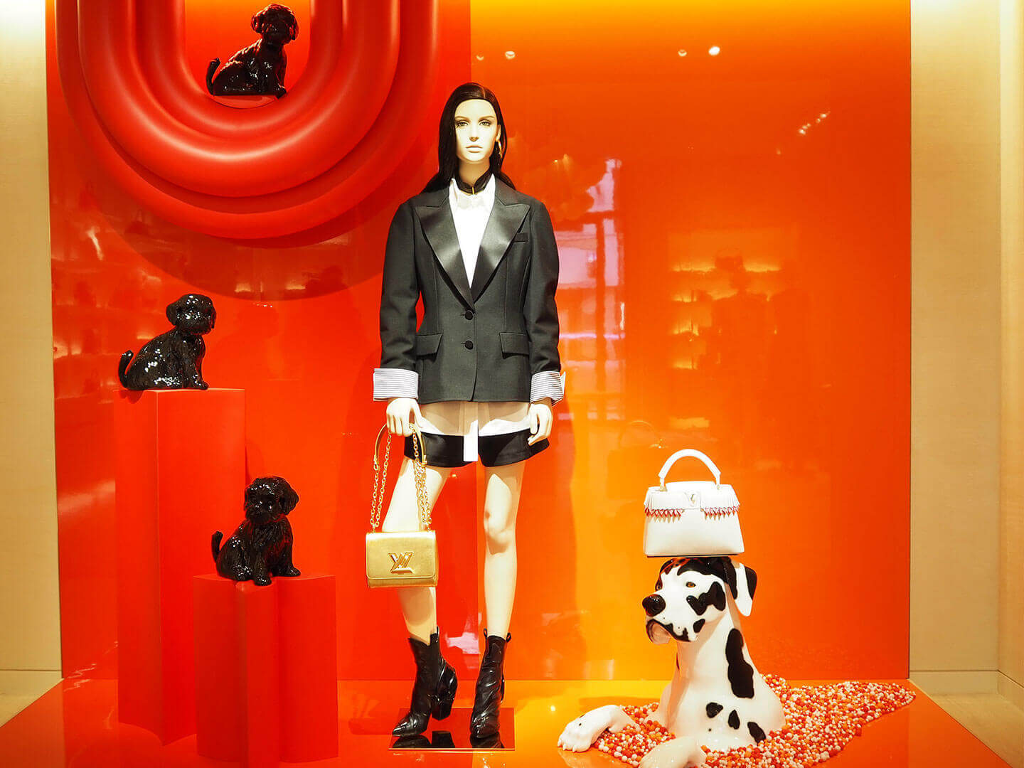 外や店内のディスプレイには、愛らしい犬が登場
