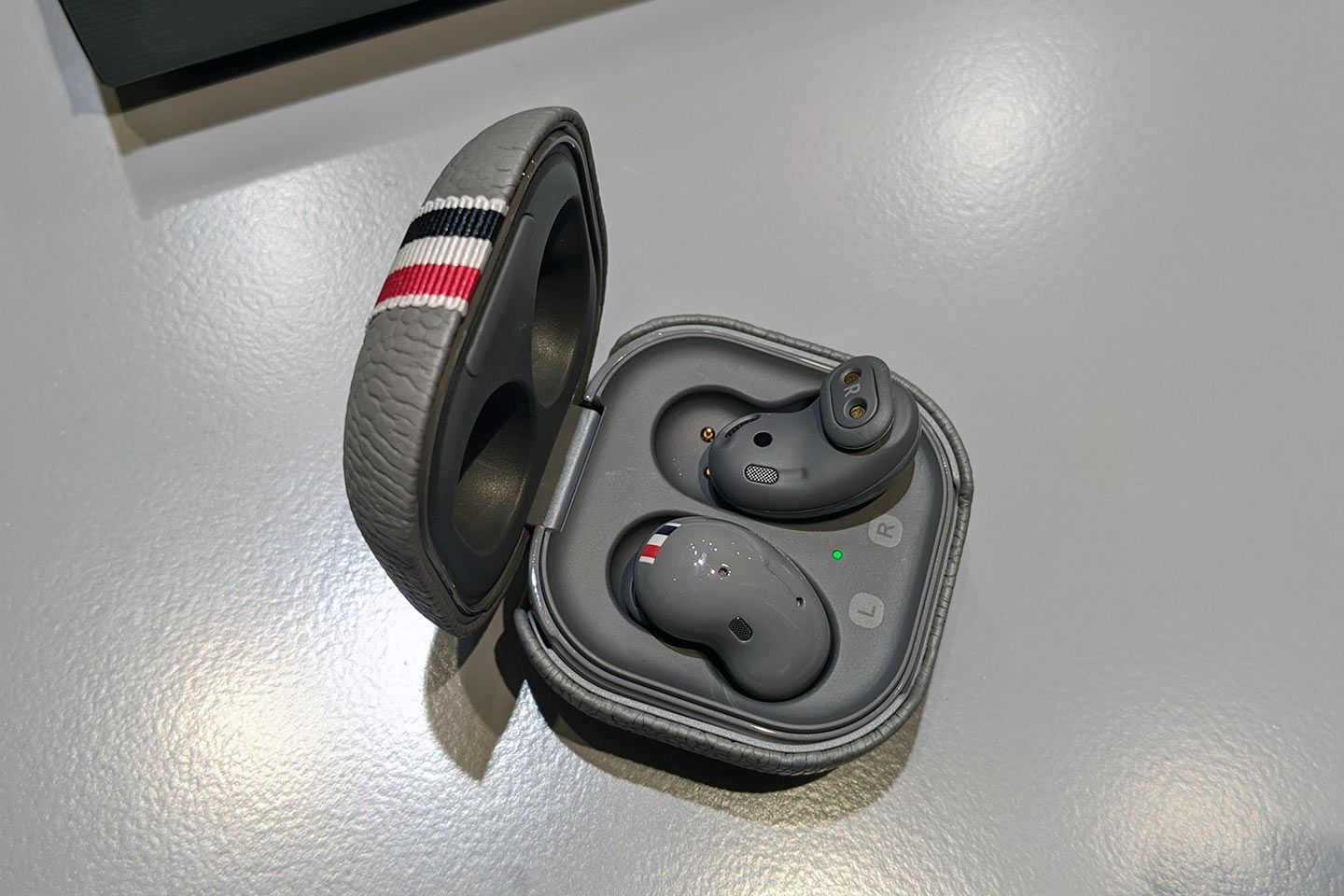 トリコロールがあしらわれた「Galaxy Buds Live」