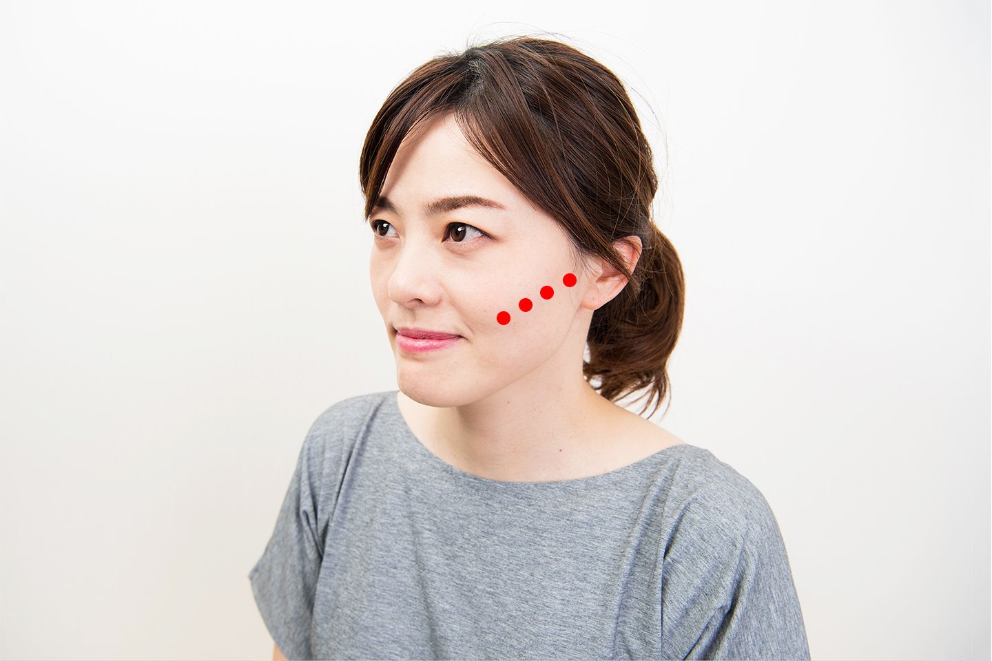 頬骨の下から斜め上に押し上げ、親指の腹で骨に圧をかける感じで行うのがコツ。