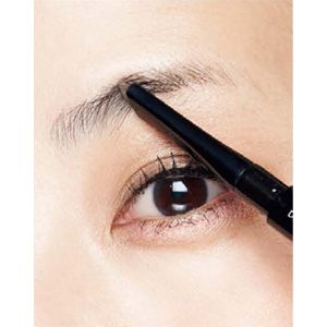 描き始めは色が濃くなりがちなので、起点は毛が密集している眉毛の合流点を厳守しましょう。