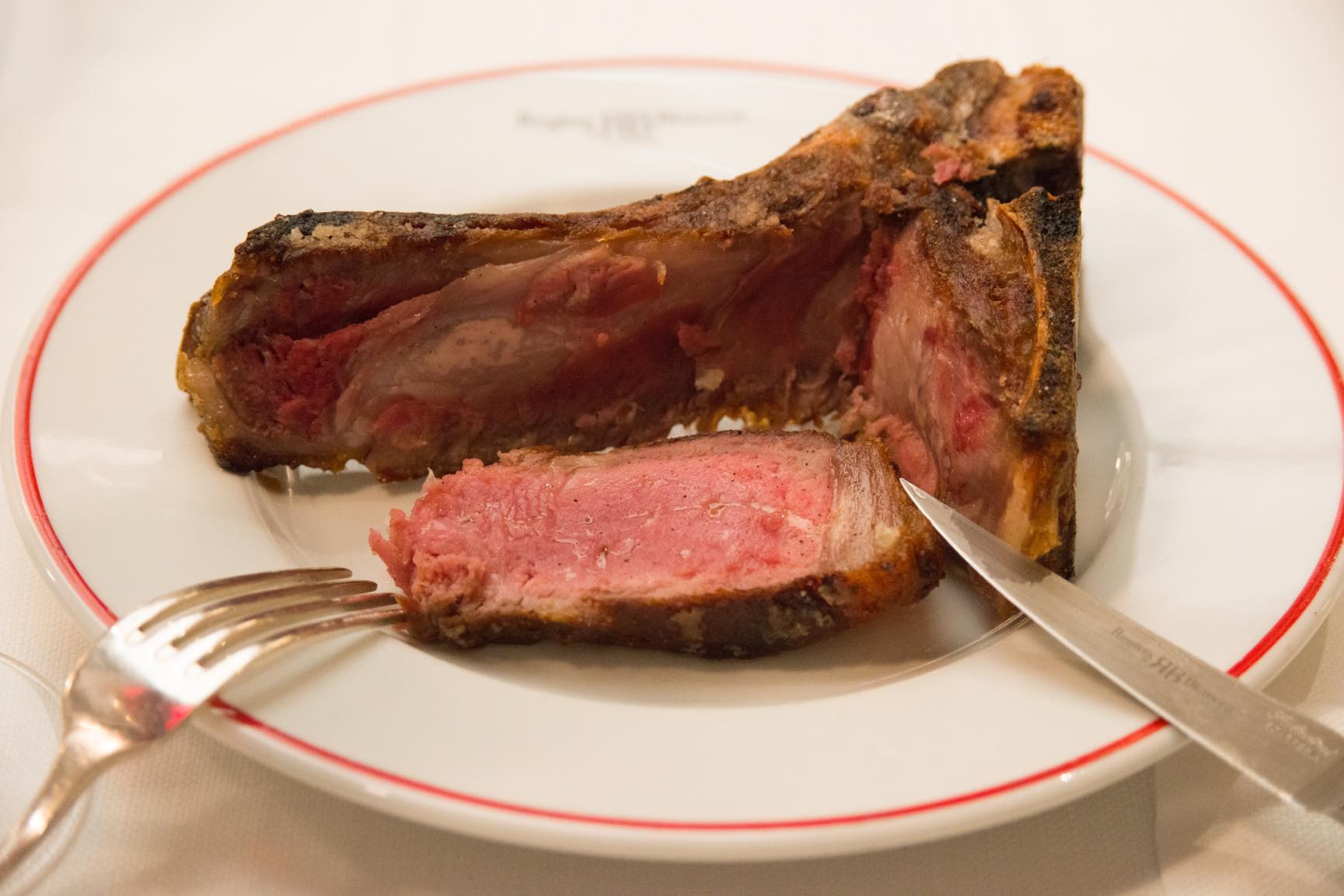 外はカリカリ、中はしっとり、全く肉汁が流れ出ていない完璧なビステッカ。