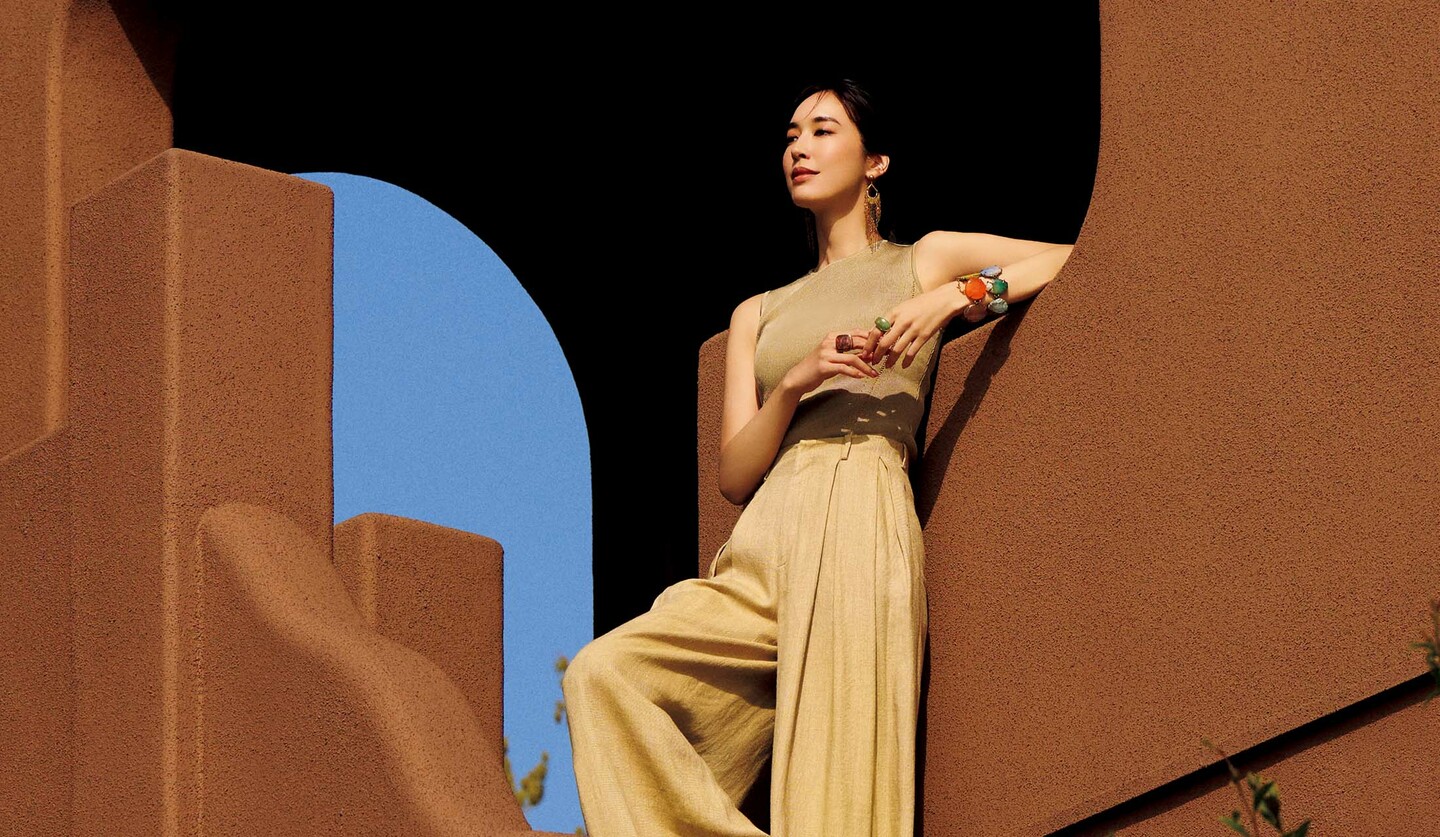 「ラルフ ローレン」のニット＆ワイドパンツを着用したモデルの立野リカさん