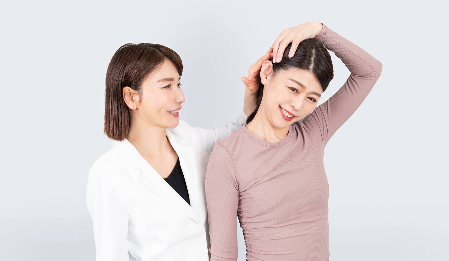 二人の女性　マッサージの指導をしている