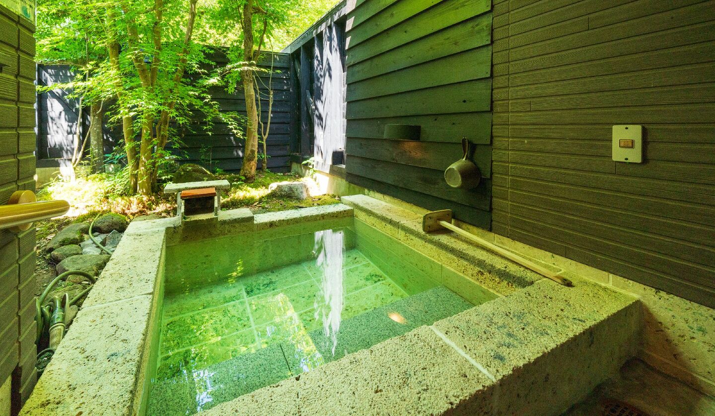 「四季の杜 紫尾庵」の客室露天風呂