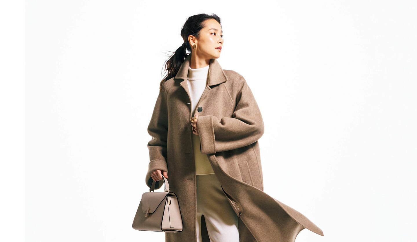 「マックスマーラ」のカシミアコートを着用したモデル