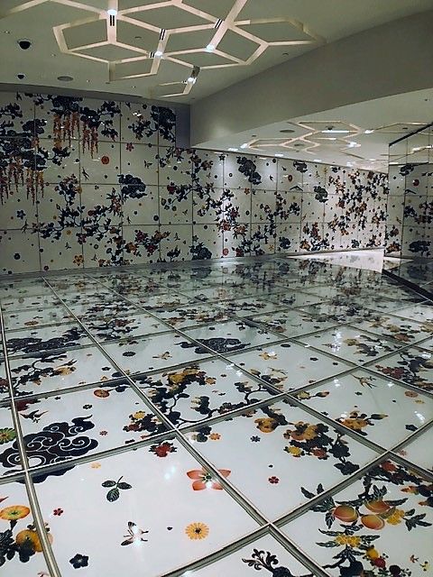 日本人現代美術家・大巻伸嗣による空間アート。今旬なアーティストの作品に気軽に出合うことができる