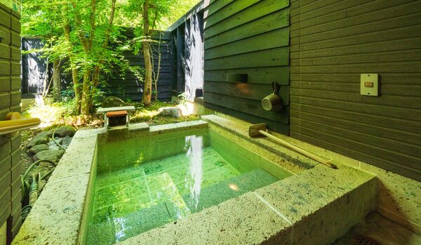 【温泉ジャーナリストの推し宿 vol.10】全室に温泉を完備！極上の硫黄泉で肌と心を心地よく整える「四季の杜 紫尾庵」