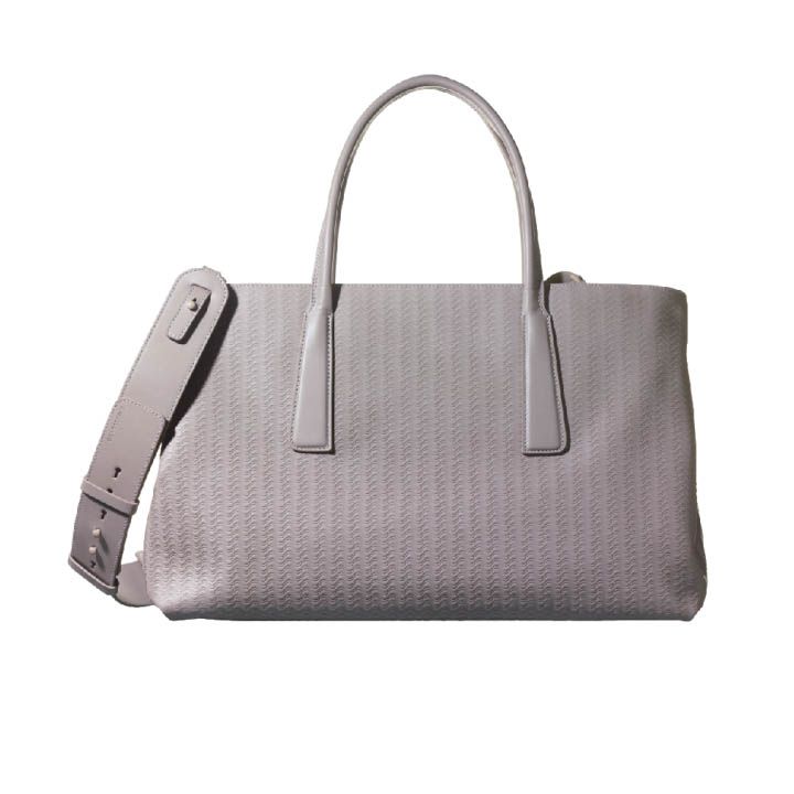 ライトグレーのバッグ『デュオ M＋ カシミアブランディーン』［縦28×横45×マチ19㎝／ショルダーストラップ付き］￥138,000（アマン〈ザネラート〉）　[Precious2018年5月号225ページ] 　