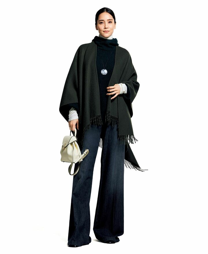 リッチカジュアル派のレイヤードスタイルを着用したモデルのAtsukoさん