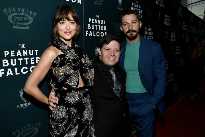 共演のザック・ゴッツァーゲン（中央）、シャイア・ラブーフ（左）と。