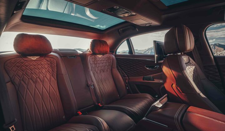 後席はひときわリッチな気分に浸れる。