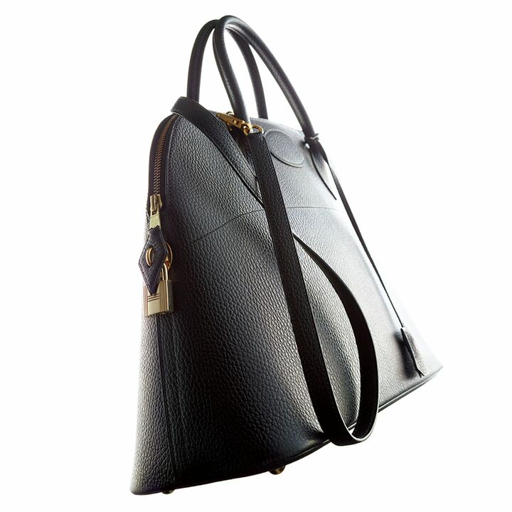 30代半ばで手に入れたというエルメスの「ボリード」は、黒のグレインドカーフにイエローゴールド金具の定番コンビのもの。「繰り返される流行り廃りに関係なく、コンスタントに持ち続けられる。まさに時代を超えた価値と普遍性を備えたバッグです」