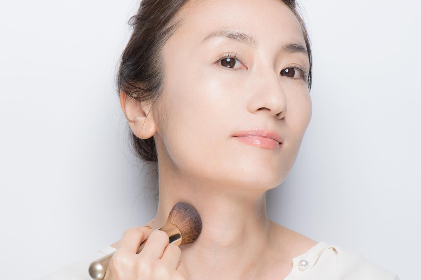 首と顔の質感を揃えることで、より洗練された仕上がりに。