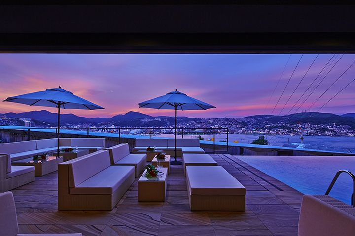 ゲスト専用の「クラブラウンジ」では、長崎港の海や夜景を眺めながら、ドリンクとおつまみを楽しめる