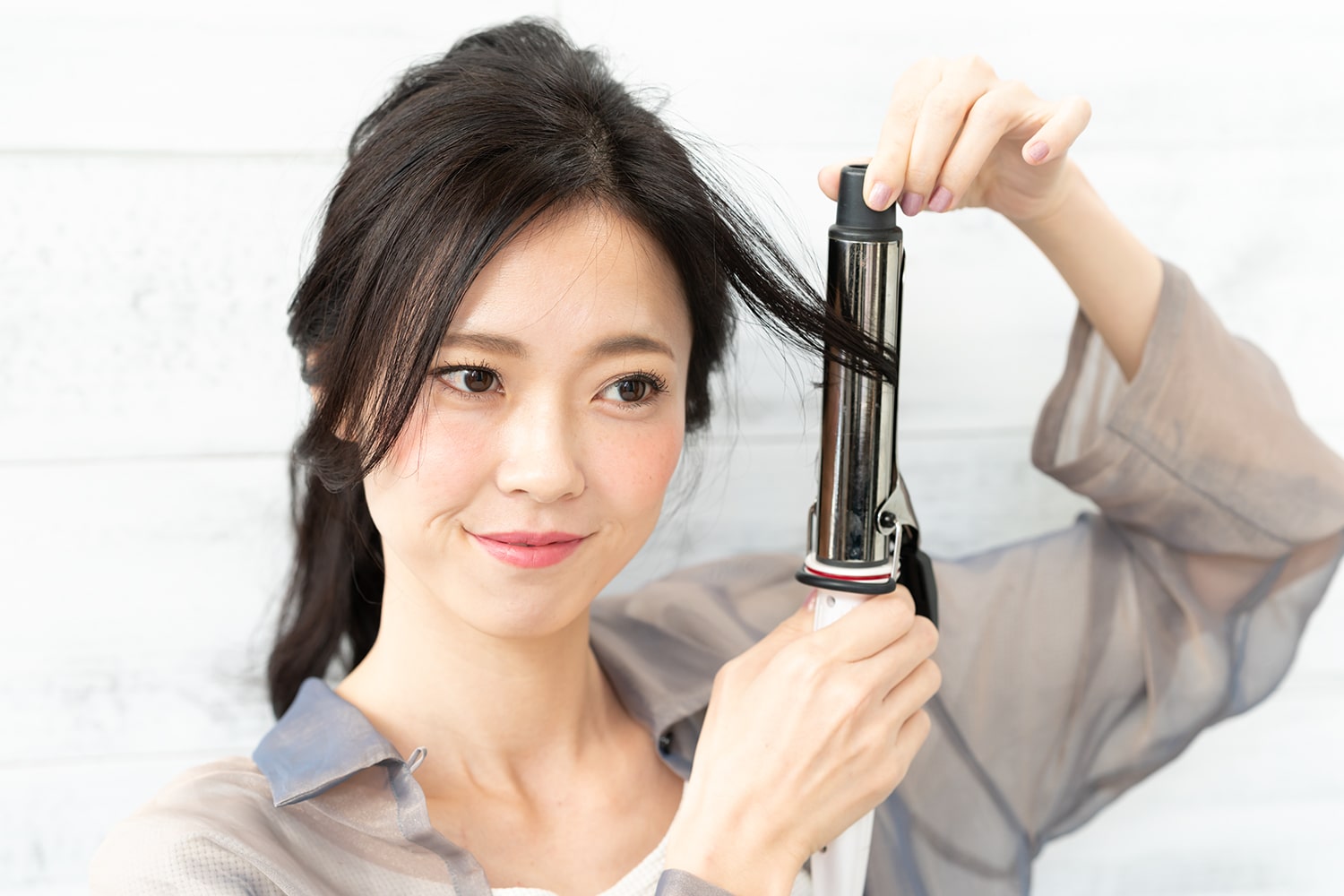 前髪を外巻きにすることで華やかさが加わる。