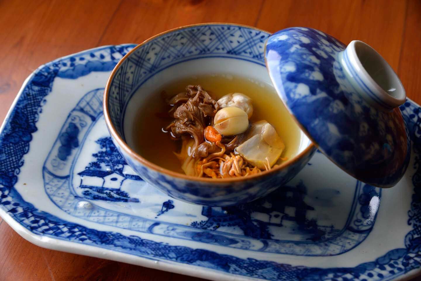 前菜の後に登場する「宮崎産雉の薬膳蒸しスープ」(¥20,000、¥25,000のコースで提供)。雉肉と干した天然の舞茸に、蓮の実、枸杞の実、夏草花など薬膳の食材を合わせた滋味深いスープ。