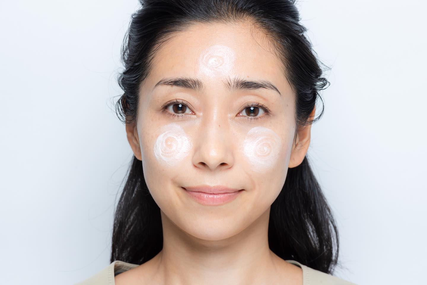 下地をのせた部分のツヤ感がもっとも強くなるので、ツヤ感を出したいおでこと頬骨の上に下地をオン。