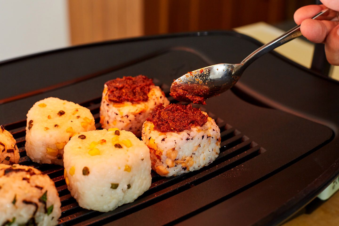 「鮭とゆかりの焼きおにぎり」に味噌を塗る